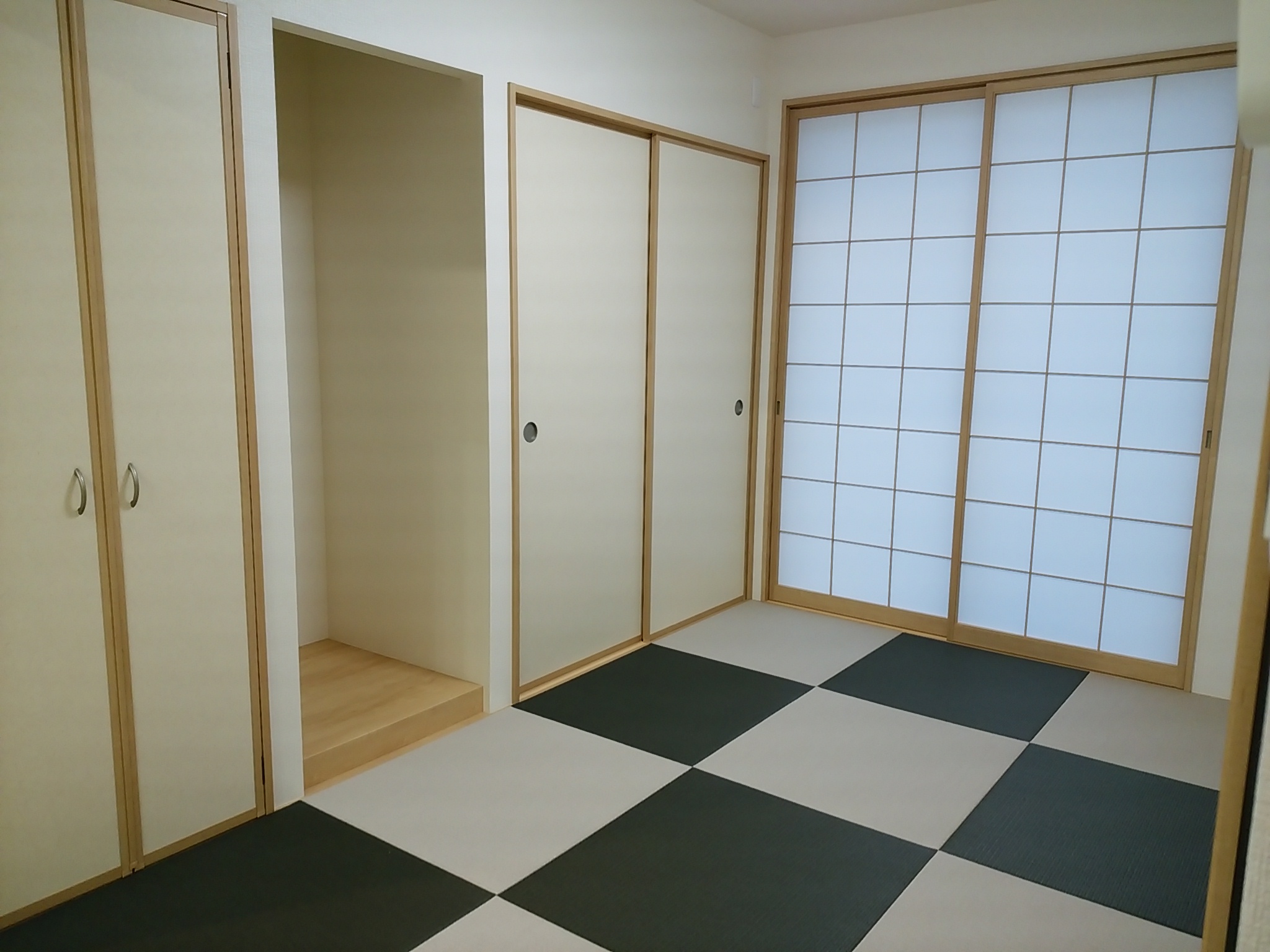 琉球畳でオシャレな和室。