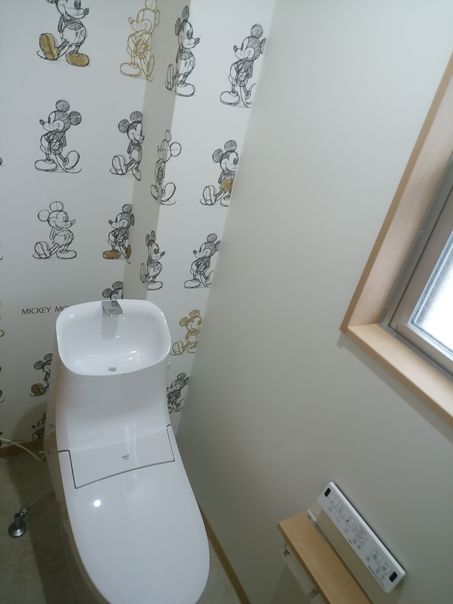 2階トイレは、ディズニー仕様で可愛く。