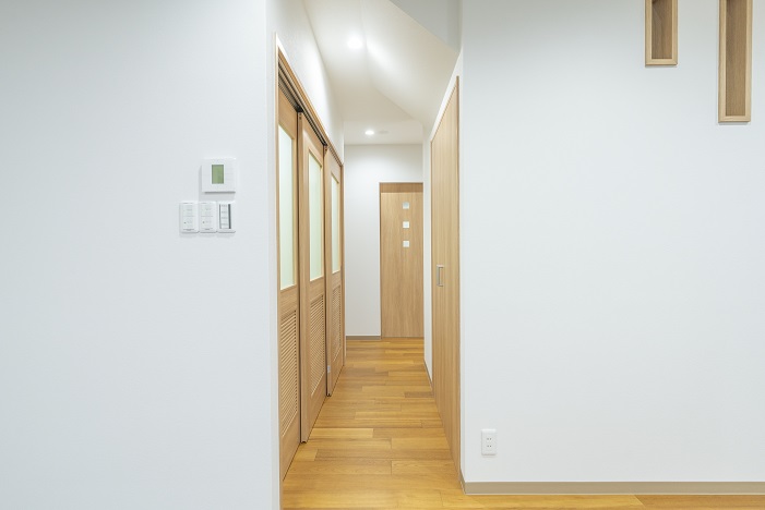 1階廊下　回遊動線で各部屋にアクセス可能