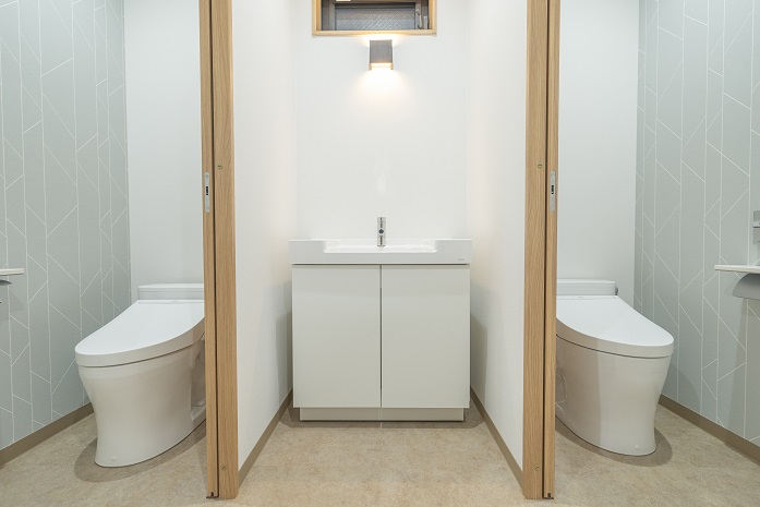 1階　洗面の両サイドに誰もが気持ちよく使えることがコンセプトのパブリックトイレ